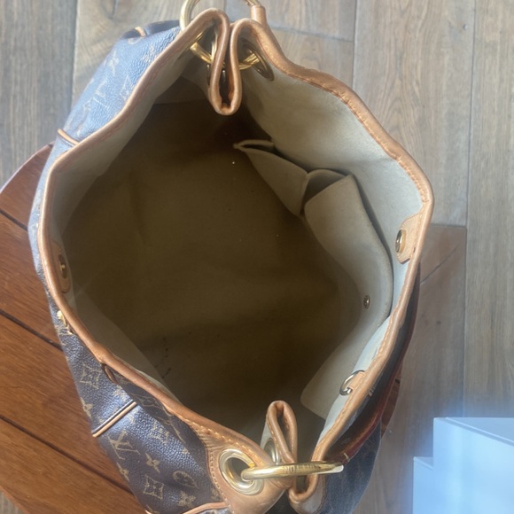 Louis Vuitton Galleria PM Authentic Excellent Condition - Picture 4 of 5